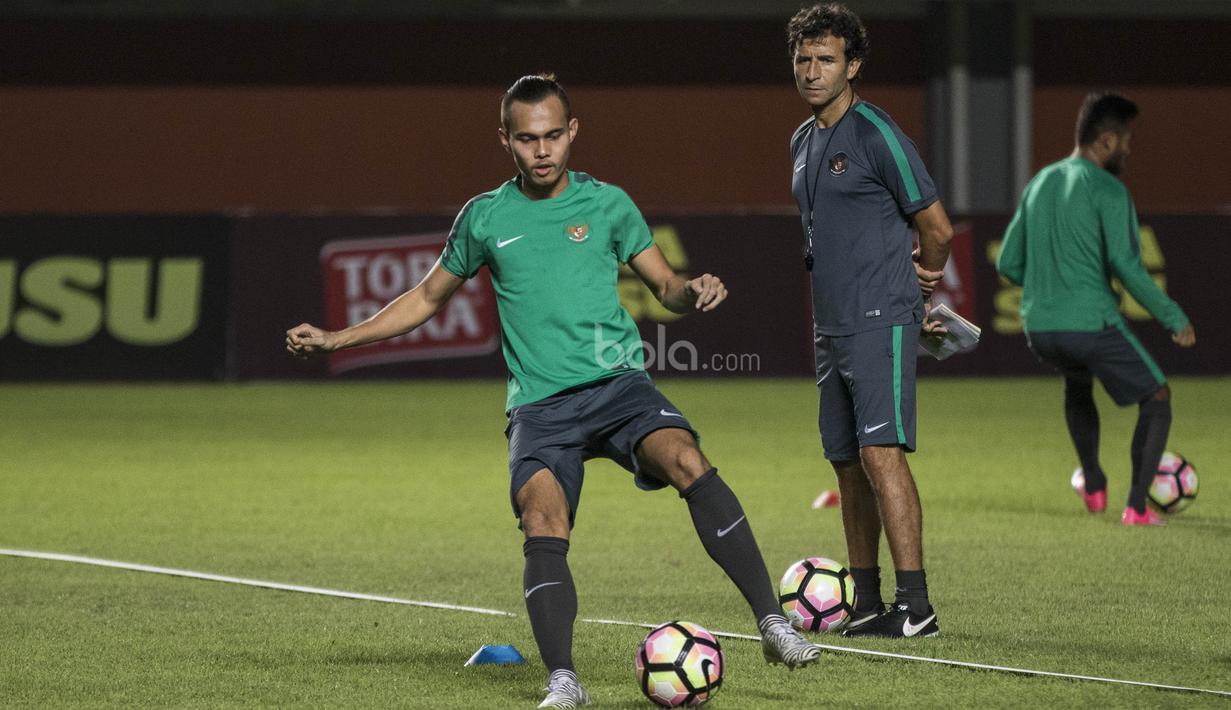Pelatih Timnas Indonesia, Luis Milla, mengamati Rezaldi Hehanusa saat latihan di Stadion Maguwoharjo, Sleman, Selasa (11/6/2017). Latihan ini persiapan jelang ujicoba melawan Puerto Rico. (Bola.com/Vitalis Yogi Trisna)