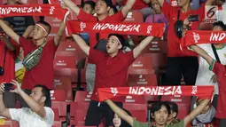 Suporter Tim Garuda membentangkan syal jelang menyaksikan Indonesia melawan Thailand pada laga Grup G Kualifikasi Piala Dunia 2022 zona Asia di Stadion Utama Gelora Bung Karno, Jakarta, Selasa (10/9/2019). Indonesia kalah 0-3. (Liputan6.com/Helmi Fithriansyah)