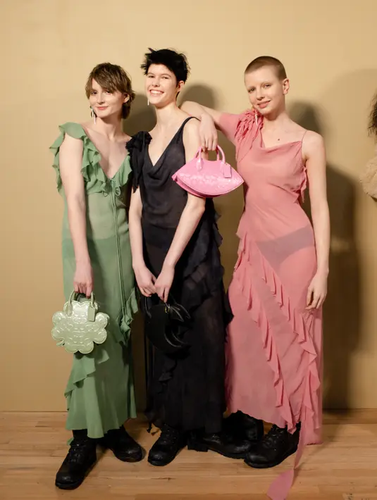 Signature juga diperkenalkan dengan colorful patent leather, termasuk mini backpack dan pouch yang terinspirasi dari koleksi arsip tahun 2000an. Coach Shapes dibuat dari vegetable-tanned leather. Foto: Document/Coach.