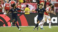 Gelandang Real Madrid, Marco Asensio (kanan) berselebrasi dengan rekannya Marceloa usai mencetak gol ke gawang Arsenal selama pertandingan International Champions Cup (ICC) 2019 di FedExField, Landover, Maryland (24/7/2019). Madrid menang adu penalti atas Arsenal 3-2 (2-2). (AP Photo/Nick Wass)