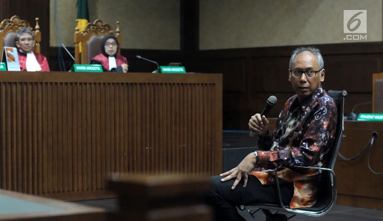Terdakwa perintangan penyidikan korupsiE-KTP, Bimanesh Sutarjo (kanan) saat menjalani sidang lanjutan di Pengadilan Tipikor, Jakarta, Kamis (7/6). Sidang mendengar keterangan terdakwa. (Liputan6.com/Helmi Fithriansyah)