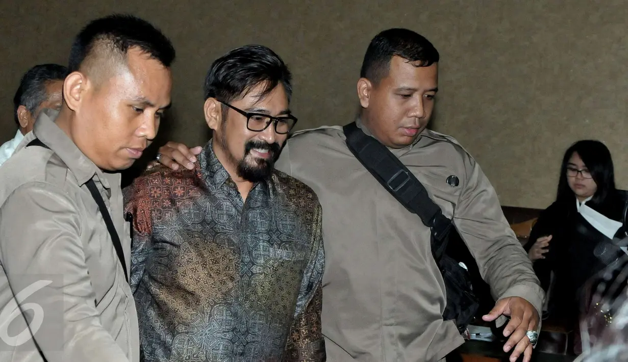 Andi Zulkarnain Mallarangeng alias Choel Mallarangeng (AZM) jelang menjalani sidang perdana sebagai terdakwa untuk kasus Hambalang di pengadilan Tipikor, Jakarta, Senin (10/4). (Liputan6.com/Helmi Afandi)