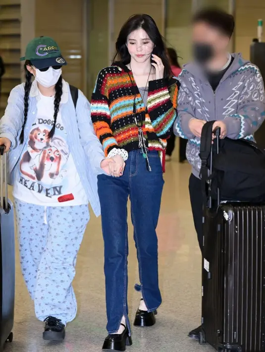 Kardigan tersebut dipadukan dengan tanktop polos warna abu-abu dan celana jeans sebagai bawahan. [@hansohee4ever]