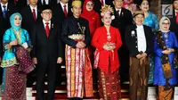 Presiden Jokowi didampingi Ibu Negara Iriana dan Wakil Presiden Jusuf Kalla didampingi Mufidah Kalla berfoto bersama sebelum menghadiri Sidang Tahunan MPR RI Tahun 2017 di Kompleks Parlemen, Senayan, Jakarta, Rabu (16/8). (Liputan6.com/Angga Yuniar)