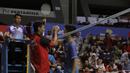 Pebulutangkis SGS PLN Bandung, Anthony Ginting bersalaman dengan pebulutangkis PB Djarum, Shesar Hiren pada Kejurnas Beregu Campuran di Britama Arena, Jakarta, Kamis (20/12). Shesar berhasil mengalahkan Anthony. (Bola.com/Yoppy Renato)