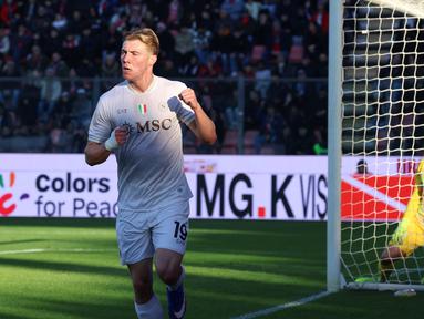 Pemain Napoli , Rasmus Hojlund, melakukan selebrasi setelah mencetak gol ke gawang Cremonese yang dijaga Emil Audero pada laga lanjutan Liga Italia di Stadion Giovanni Zini, Cremona, Minggu (28/12/2025) malam WIB. (Alberto Mariani/LaPresse via AP)