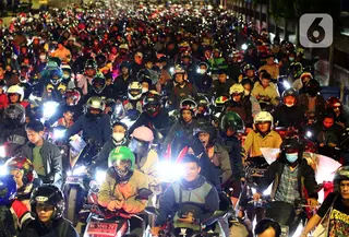 Jumat (5/4) atau H-5 Lebaran, 11.193 pemudik yang menggunakan kendaraan roda dua melakukan menyeberang ke Pelabuhan Bakauheni, Lampung melalui Pelabuhan Ciwandan, Banten. (Liputan6.com/Angga Yuniar)