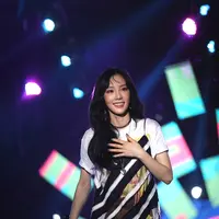 Teriakan penuh antusias dari ribuan penonton mengiringi alunan suara merdu penyanyi berperawakan mungil ini. Usai membawakan lagu pertamanya, penynyi 28 tahun itu membawakan lagu andalannya dari album solo perdananya. (Bambang E. Ros/Bintang.com)