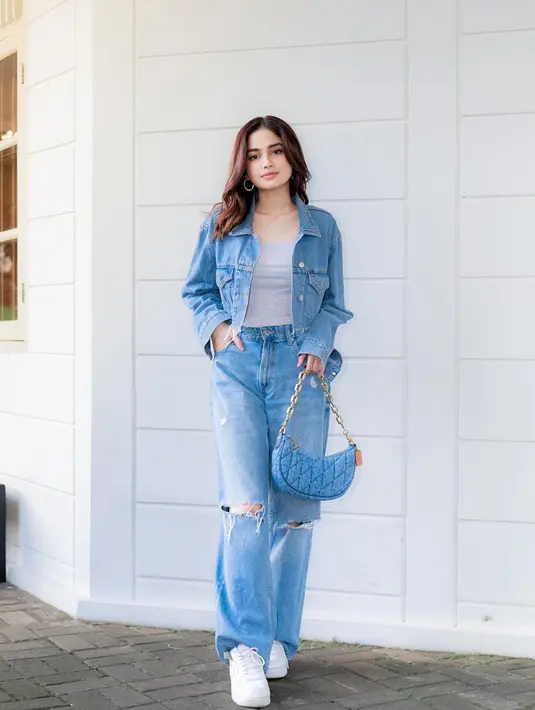 Penampilan Syifa Hadju kenakan denim on denim. Di sini Syifa Hadju tampil mengenakan tank top abu-abu ditumpuknya dengan jaket jeans dan dipadu mengenakan celana panjang jeans. [Foto: Instagram/syifahadju]