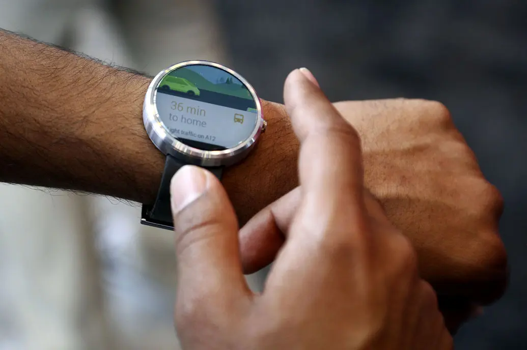 Sebuah jam tangan pintar diperkenalkan di konferensi pengembang aplikasi Google I/O 2014 di San Francisco, Amerika Serikat, (25/6/2014). (REUTERS/Elia Nouvelage) 