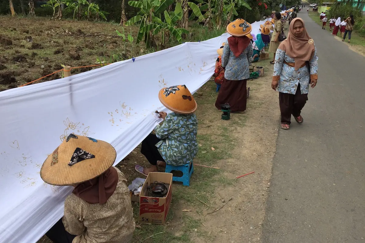 Para pengrajin Desa Kebon, Bayat, Klaten, Jawa Tengah bergotongroyong membuat sebuah karya batik monumental nan apik. Penasaran?