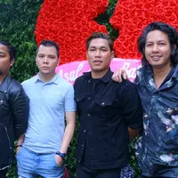 "Alhamdulillah. Gak nyangka, happy, bersyukur. Kan biasanya film diangkat dari novel, diangkat dari kehidupan nyata atau apa, biopik. Sekarang dari lagu dan lagunya lagu kita. Alhamdulilah banget," kata Rizal, Senin (24/7). (Nurwahyunan/Bintang.com)