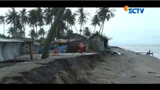 Badai disertai air laut pasang dan ombak besar telah menghantam warga yang tinggal di pinggir pantai.