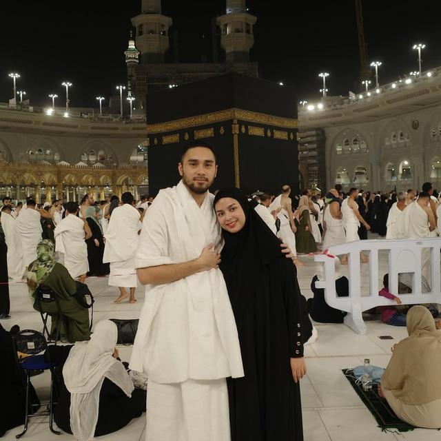 Potret 6 Keluarga Artis Umroh di Akhir 2024, Maudy Koesnaedi Kembali Usai 20 Tahun