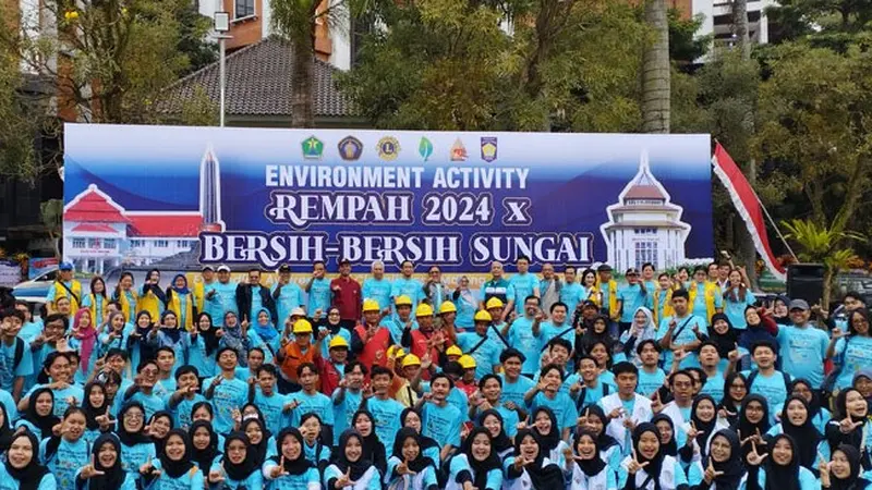 Bersih-bersih sungai di Malang. (Liputan6.com/ ist)