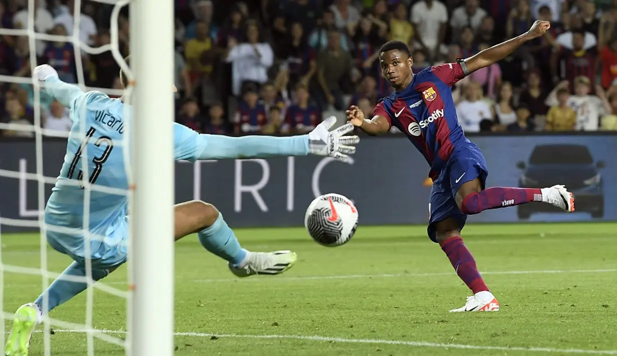 Pemain Barcelona Ansu Fati mencetak gol ke gawang Tottenham Hotspur pada pertandingan sepak bola Trofi Joan Gamper 2023 di Estadi Olimpic Lluis Companys, Barcelona, Spanyol, 8 Agustus 2023. (Pau BARRENA/AFP)