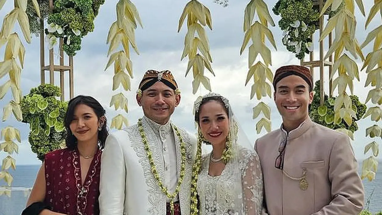 Outfit Pasangan Artis Hadir Kondangan Bunga Citra Lestari
