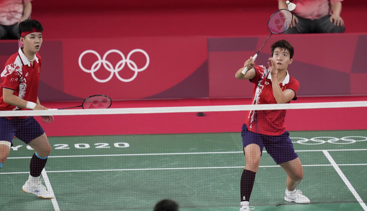 Pebulu tangkis China Yue Du/Yin Hui Li saat melawan pebulu tangkis Indonesia Greysia Polii/Apriyan Rahayu pada perempat final ganda putri di Olimpiade Tokyo 2020, Tokyo, Jepang, Kamis (29/7/2021). Greysia Polii/Apriyan Rahayu menang. (AP Photo/Markus Schreiber)
