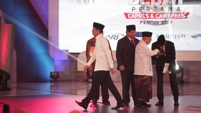 Cawapres nomor urut 02 Sandiaga Uno mencium tangan Cawapres nomor urut 01 Ma'ruf Amin saat Debat Perdana Capres 2019 di Gedung Bidakara, Pancoran, Jakarta Selatan, Kamis (17/1). (Liputan6.com/Faizal Fanani)