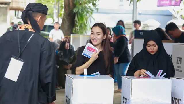 Ayu Ting Ting nyoblos (Kapanlagi/M Akrom Sukarya)