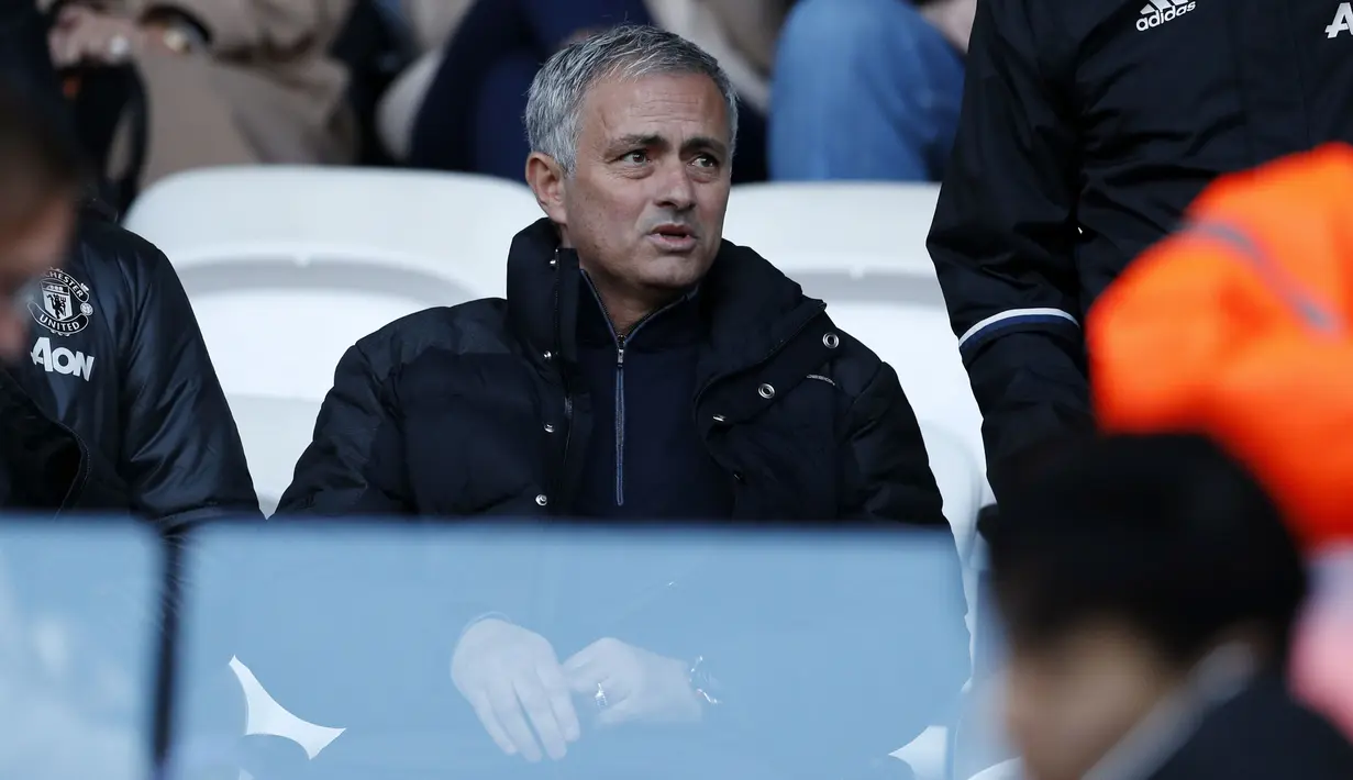 Pelatih Manchester United, Jose Mourinho hanya menyaksikan laga timnya melawan Swansea City dari bangku penonton karena terkena hukuman dari di Liberty Stadium, (6/11/2016). (Action Images via Reuters/John Sibley)