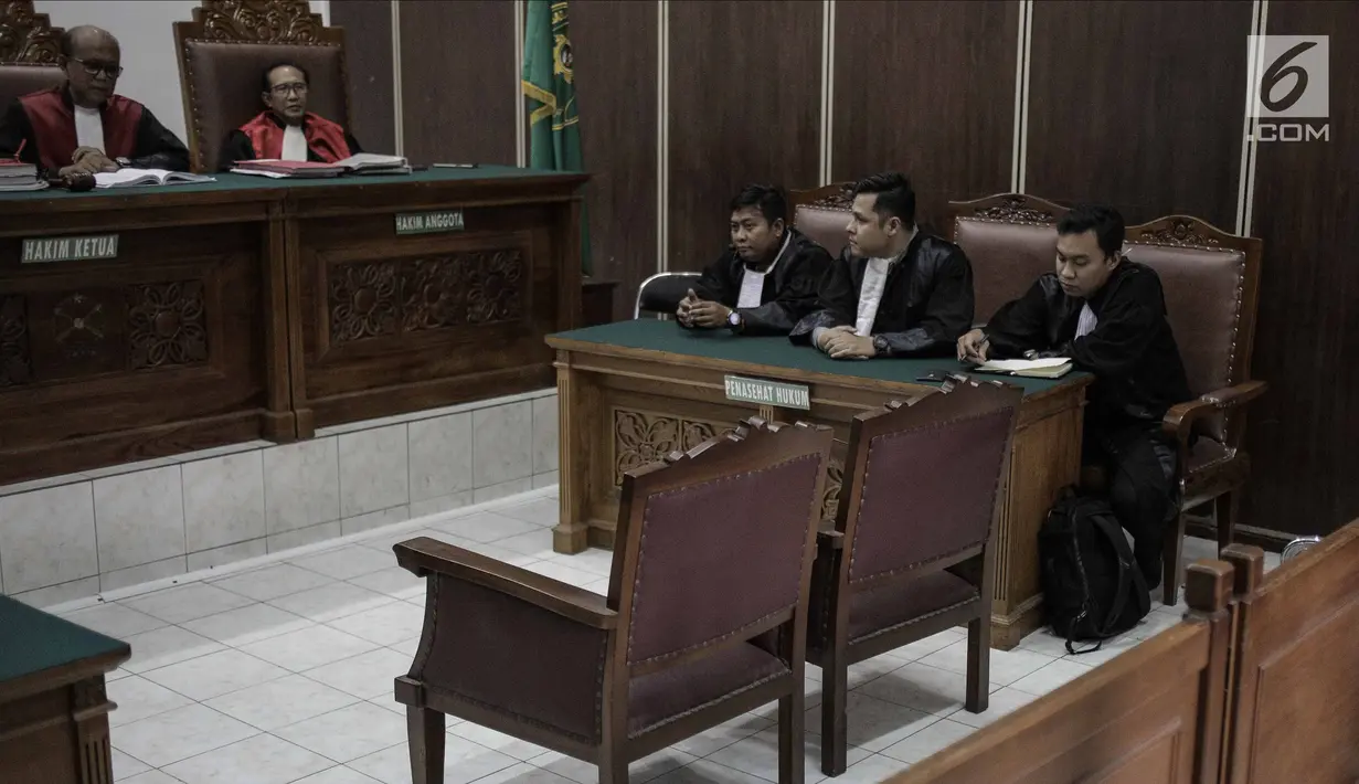 Suasana sidang lanjutan Gatot Brajamusti yang ditunda di Pengadilan Negeri Jakarta Selatan, Selasa (27/3). Dalam sidang ini JPU masih belum bisa membacakan tuntutan karena terkendala kelengkapan berkas. (Liputan6.com/Faizal Fanani)