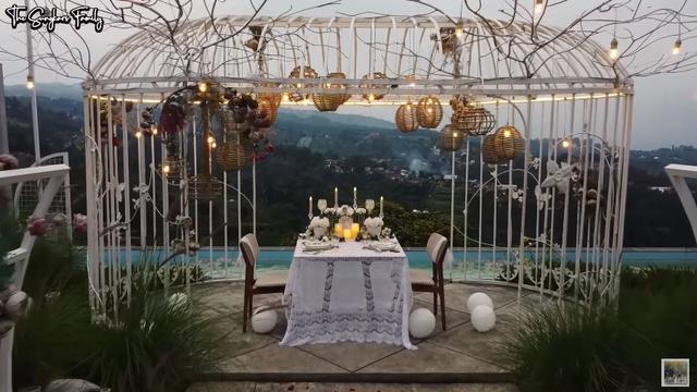 Potret Kejutan Teuku Wisnu Untuk Shireen Sungkar. (Sumber: YouTube/The Sungkars Family)