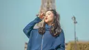 Baju berwarna cerah dipadukan dengan rok dan sling bag kecil menjadi salah satu gaya andalan Nabila di foto OOTD liburannya. (Liputan6.com/IG/@nabilagardena)