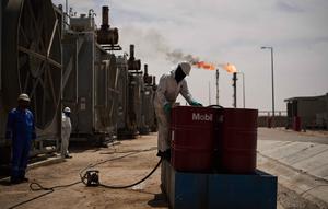 Di sejumlah negara, seperti Amerika Serikat dan Inggris, harga Bahan Bakar Minyak (BBM) mengalami lonjakan yang cukup signifikan. Tampak dalam foto, seorang pekerja mengumpulkan oli mesin saat bekerja di stasiun degassing di ladang minyak Zubair, yang operasinya telah dikurangi karena perang Timur Tengah yang dipicu oleh serangan AS dan Israel terhadap Iran, dekat Basra, Irak, Sabtu, 28 Maret 2026. (AP Photo/Leo Correa)