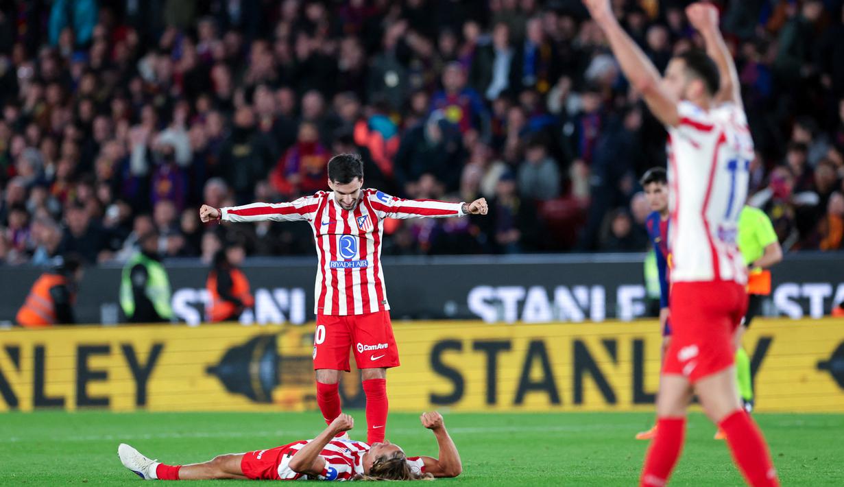 Pemain Atletico Madrid merayakan kemenangan setelah dipastikan lolos ke final Copa del Rey 2025/2026 di Stadion Camp Nou, Rabu (04/03/2026). (AFP/Josep Lago)