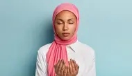 Ilustrasi Muslimah Berdoa Credit: shutterstock.com