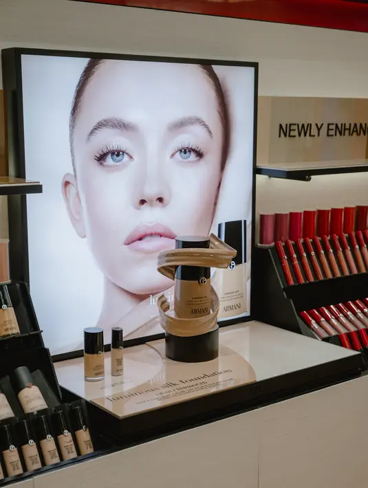 Jangan lewatkan, Luminous Silk Foundation, lightweight foundation dengan formula terkini, dan the new Armani Lip Maestro Satin Liquid Lipstick.