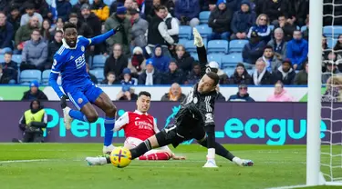 Pemain Arsenal Gabriel Martinelli (tengah) mencetak gol melewati kiper Leicester City Danny Ward pada pertandingan sepak bola Liga Inggris di The King Power Stadium, Leicester, Inggris, 25 Februari 2023. Arsenal mengalahkan Leicester City dengan skor 1-0. (AP Photo/Jon Super)