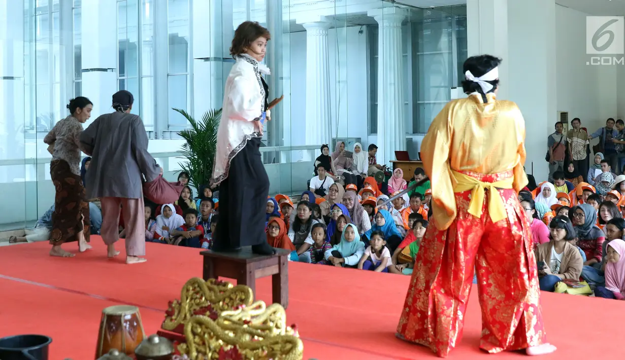 Pemeran dari Teater Koma menampilkan potongan cerita sejarah pertempuran pasukan Mataram dengan tentara Belanda di Museum Nasional Indonesia, Jakarta, Minggu (29/4). Dongeng tersebut bertajuk Mangan ora Mangan Gempur. (Liputan6.com/Helmi Fithriansyah)