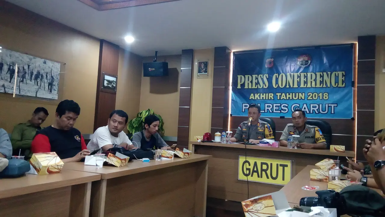 Kapolres Garut AKBP Budi Satria Wiguna memimpin press conference bersama media
