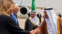 Di bandara, Donald Trump dan Melania disambut oleh Raja Salman bin Abdulaziz al-Saud. Sang raja juga menyalami Melania dengan ramah (: AFP/SAUDI ROYAL PALACE)