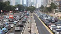 Suasana kemacetan di kawasan Senayan, Jakarta, Sabtu (25/8). Diberlakukannya rekayasa lalu lintas serta tingginya antusias warga menonton Asian Games 2018 menyebabkan kawasan Senayan dan sekitarnya mengalami kemacetan. (Liputan6.com/Immanuel Antonius)