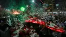 Ribuan jamaah Syiah saat memperingati Asyura di Karbala, Irak, (9/10). Hari Asyura merupakan puncak peringatan Tragedi Karbala, yaitu tragedi pembantaian Imam Husain ra oleh pasukan Yazid bin. (REUTERS/Stringer)