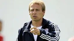 FC Bayern Munich&#039;s new coach Juergen Klinsmann gestures during his first day of training at the club on June 30, 2008 in the southern German city of Munich. AFP PHOTO DDP / OLIVER LANG