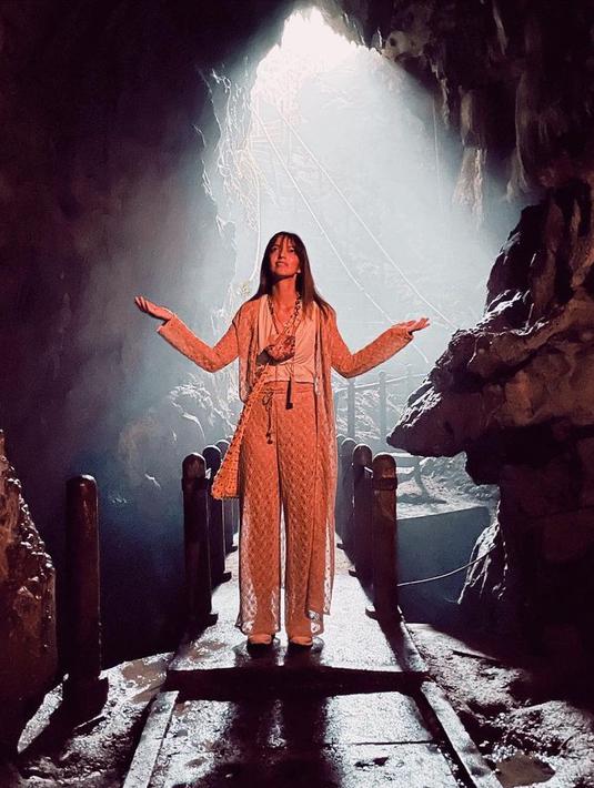 <p>Nia Ramadhani saat menyempatkan diri meditasi di dalam gua Borobudur. Dari kegiatan itu, dia mengaku mendapatkan hal yang luar biasa. Sejak bebas, Nia memang mencoba menjalani hidup yang lebih sehat. Ia pun makin rajin berolahraga bersama dengan suaminya. (Instagram/ramadhaniabakrie)</p>