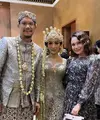 Rossa pun hadir mengenakan dress lengan panjang warna hitam sambil membawa mini bag. [@itsrossa910]