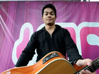 Pemenang kedua Music Video Contest, Dibya Dika berpose jelang beraksi di panggung inBox di Cibinong Square, Bogor, Kamis (29/1/2015). (Liputan6.com/Helmi Fithriansyah)