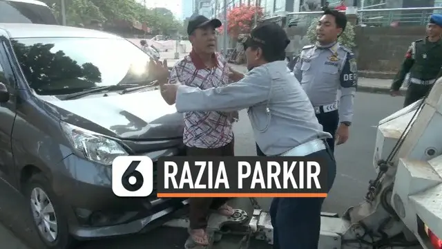 Razia parkir liar digelar Dishub Jakarta Pusat, sasaran mobil-mobil parkir di trotoar dan piinggrir jalan. Seorang pengemudi online memhon mobilnya tidak diderek, karena parkir di pinggir jalan.