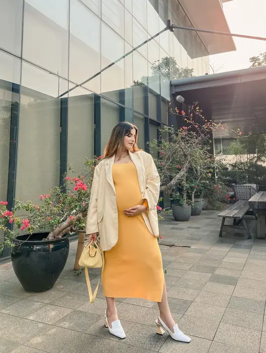 Meski sedang hamil besar, Tasya Farasya memilih menggunakan high heels