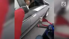 Sebuah mobil terus menghalangi ambulans yang ingin mendahului, sang sopir mobil bahkan mengaku sebagai anggota TNI.