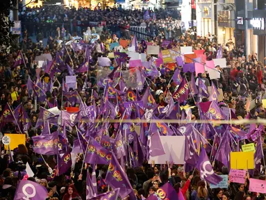 Ribuan pengunjuk rasa memperingati Hari Perempuan Internasional di Istanbul, Turki, Jumat (8/3). Massa mengecam kekerasan dan mendesak kesetaraan hak. (AP Photo/Lefteris Pitarakis)