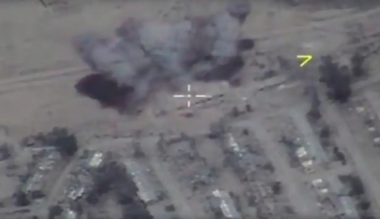 Rudal jelajah Kalibr saat menghancurkan targetnya, yang disebut Rusia sebagai ISIS, di dekat Palmyra, Suriah. Kemeterian Pertahanan Rusia menyebutkan semua target berhasil dihancurkan. (Russian Defence Ministry Press Service photo via AP)