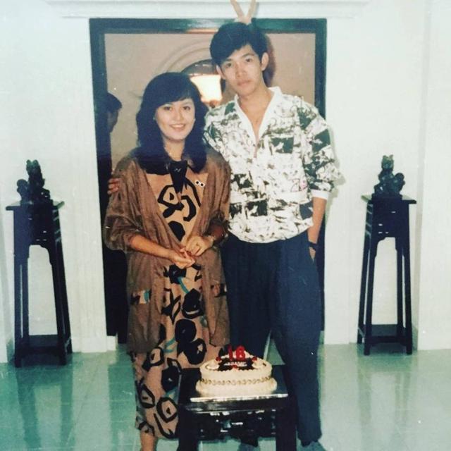 6 Transformasi Ferry Salim dari Muda Hingga Wisuda S1 di Usia 56 Tahun