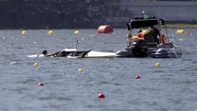 Dua pedayung Serbia, Milos Vasic dan Nenad Bedik, tercebur ke danau. 
