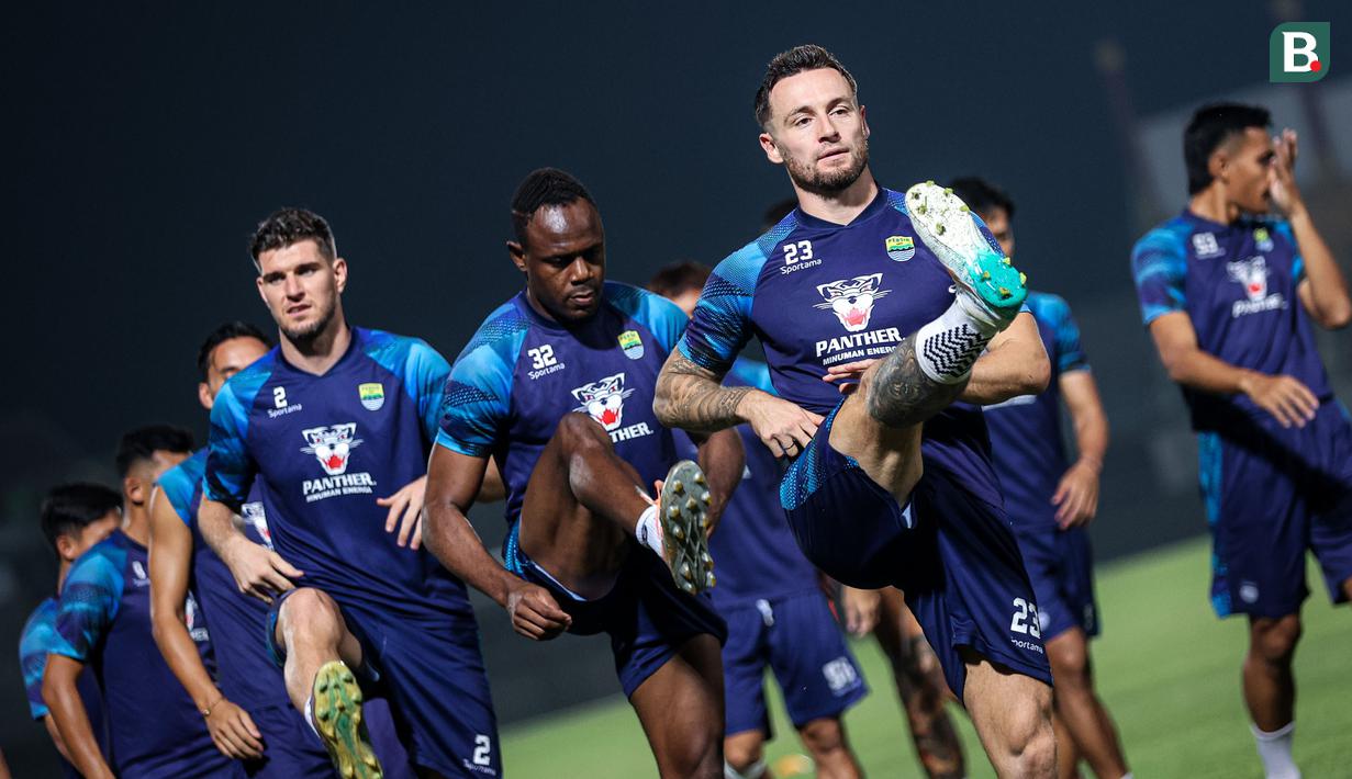 <p>Pemain Persib Bandung (dari depan) Marc Klok, Victor Igbonefo dan Nick Kuipers melakukan pemanasan dalam sesi official training di Stadion Gelora Bangkalan, Madura, Kamis (30/5/2024) jelang laga leg kedua final Championship Series BRI Liga 1 2023/2024 menghadapi Madura United, Jumat, 31 Mei 2024. (Bola.com/Bagaskara Lazuardi)</p>